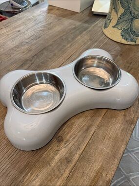 Pet feeding bowl set